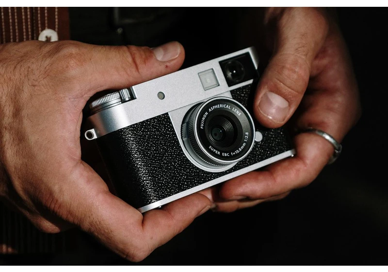 Fujifilm's X Half is an $850 digital camera with an analog film aesthetic