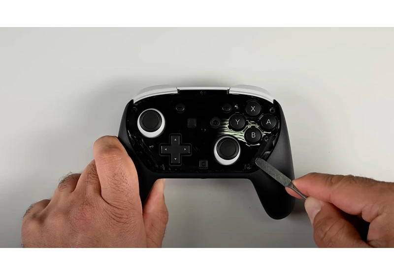 The Switch 2 Pro Controller does not seem easy to repair at all