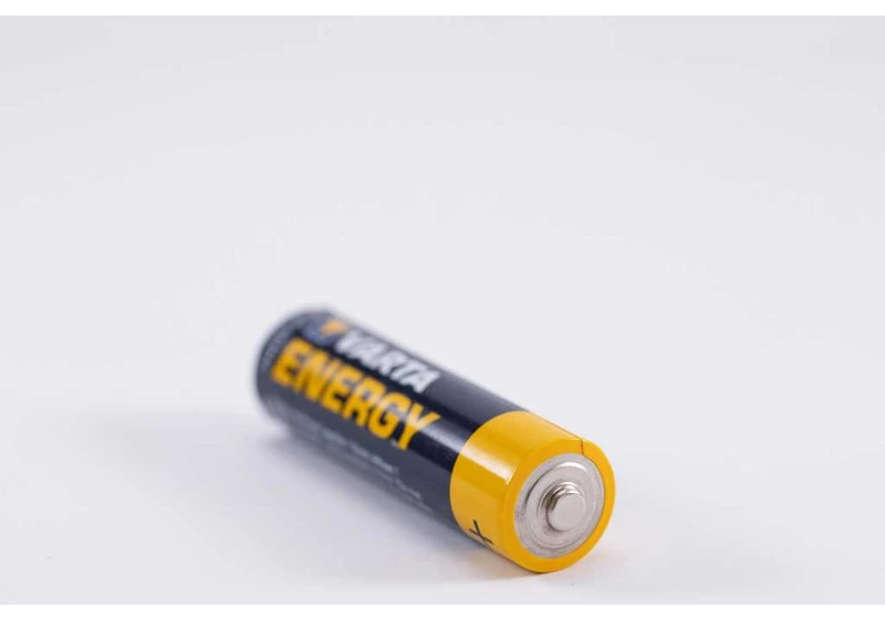This neat trick instantly reveals if a battery is charged or dead