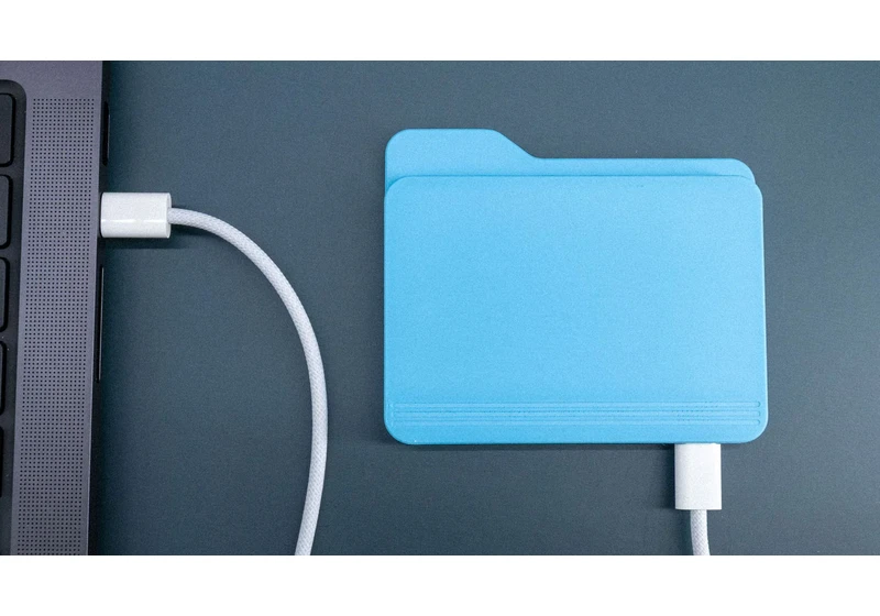  FolderDrive USB-C flash storage drags computer folder icon into the physical world – Skeuomorphism in reverse 